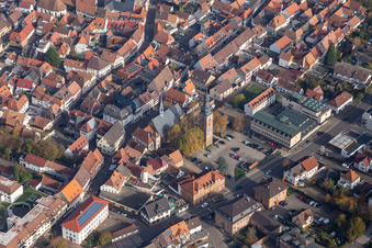 Vue aérienne de Église de la Messplatz à Bad Bergzabern dans le département Rhénanie-Palatinat, Allemagne