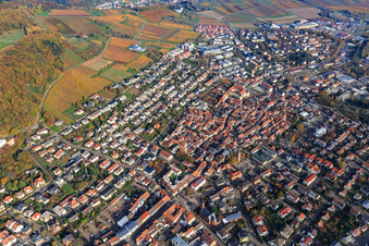 Vue aérienne de Vue de la ville depuis le sud à Bad Bergzabern dans le département Rhénanie-Palatinat, Allemagne