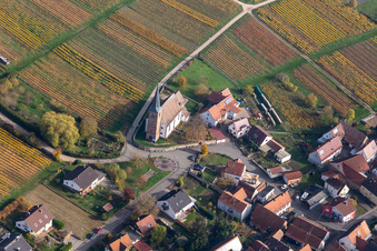 Vue aérienne de Vue aérienne d'automne de l'église Schweigen-Rechtenbach en bordure des vignes à le quartier Rechtenbach in Schweigen-Rechtenbach dans le département Rhénanie-Palatinat, Allemagne