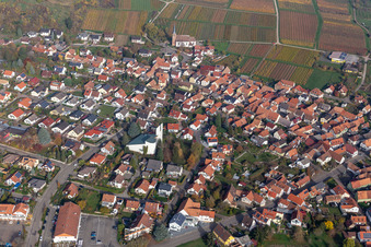 Vue aérienne de Bâtiment d'église dans le district de Schweigen à le quartier Rechtenbach in Schweigen-Rechtenbach dans le département Rhénanie-Palatinat, Allemagne