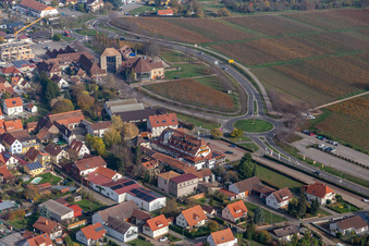 Vue aérienne de Hôtel-Restaurant Schweigener Hof à le quartier Schweigen in Schweigen-Rechtenbach dans le département Rhénanie-Palatinat, Allemagne