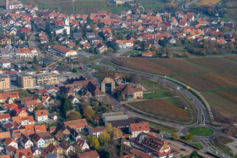 Vue aérienne de Porte du vin allemande à le quartier Schweigen in Schweigen-Rechtenbach dans le département Rhénanie-Palatinat, Allemagne