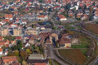 Vue aérienne de Porte du vin allemande à le quartier Schweigen in Schweigen-Rechtenbach dans le département Rhénanie-Palatinat, Allemagne