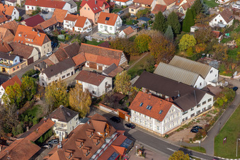 Vue aérienne de Restaurant en plein air Weinstube Jülg à le quartier Schweigen in Schweigen-Rechtenbach dans le département Rhénanie-Palatinat, Allemagne