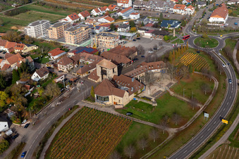 Photographie aérienne de Porte du vin allemande à le quartier Schweigen in Schweigen-Rechtenbach dans le département Rhénanie-Palatinat, Allemagne