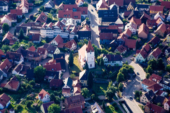 Vue aérienne de Église de Barbara à le quartier Ellmendingen in Keltern dans le département Bade-Wurtemberg, Allemagne