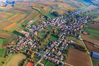 Vue aérienne de Vue du village depuis le sud-ouest à Dierbach dans le département Rhénanie-Palatinat, Allemagne
