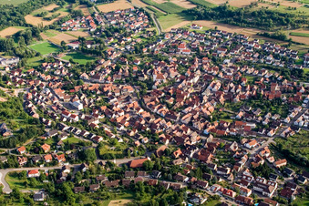 Vue aérienne de Du nord à le quartier Ellmendingen in Keltern dans le département Bade-Wurtemberg, Allemagne