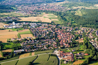 Vue aérienne de Du sud à le quartier Nöttingen in Remchingen dans le département Bade-Wurtemberg, Allemagne