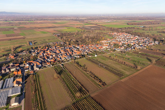 Vue aérienne de Vue du village en bordure des champs agricoles et des terres agricoles à Winden dans le département Rhénanie-Palatinat, Allemagne