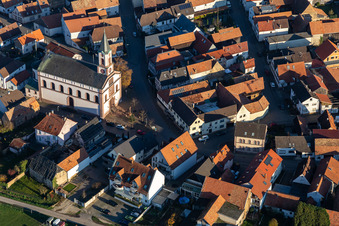Vue aérienne de Bâtiment d'église au centre du village à Neupotz dans le département Rhénanie-Palatinat, Allemagne