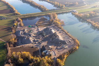 Vue aérienne de Sable et gravier de Heidelberg sur le Vieux Rhin à Neupotz dans le département Rhénanie-Palatinat, Allemagne