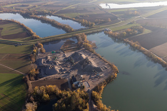 Vue aérienne de Sable et gravier de Heidelberg sur le Vieux Rhin à Neupotz dans le département Rhénanie-Palatinat, Allemagne