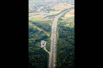 Vue aérienne de Mutschelbach, parking autoroute A8 à le quartier Untermutschelbach in Karlsbad dans le département Bade-Wurtemberg, Allemagne