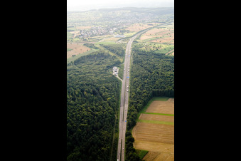 Vue aérienne de Mutschelbach, parking autoroute A8 à le quartier Untermutschelbach in Karlsbad dans le département Bade-Wurtemberg, Allemagne
