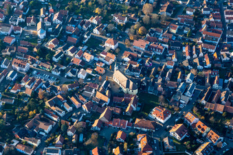 Vue aérienne de Église catholique de l'Assomption de Marie à le quartier Maximiliansau in Wörth am Rhein dans le département Rhénanie-Palatinat, Allemagne