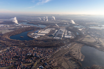 Vue aérienne de Les locaux de l'usine Daimler Truck AG en hiver à Wörth am Rhein dans le département Rhénanie-Palatinat, Allemagne