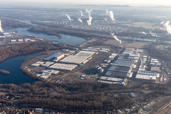 Vue aérienne de Les locaux de l'usine Daimler Truck AG en hiver à Wörth am Rhein dans le département Rhénanie-Palatinat, Allemagne