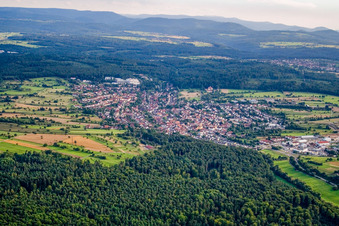 Vue aérienne de Du nord à le quartier Langensteinbach in Karlsbad dans le département Bade-Wurtemberg, Allemagne