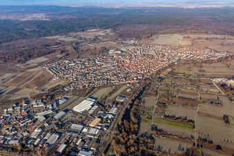 Photographie aérienne de Zone industrielle et commerciale avec Faurecia, Linde+Wiemann à Hagenbach dans le département Rhénanie-Palatinat, Allemagne