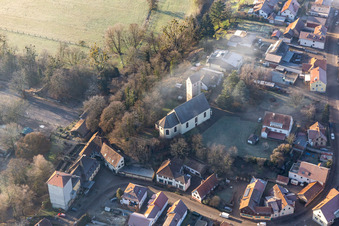Vue aérienne de Église Saint-Barthélemy à Berg dans le département Rhénanie-Palatinat, Allemagne
