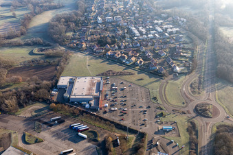 Vue aérienne de Carrefour à Scheibenhard dans le département Bas Rhin, France