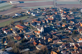 Vue aérienne de Église Sainte-Marguerite de Niederlauterbach à Niederlauterbach dans le département Bas Rhin, France