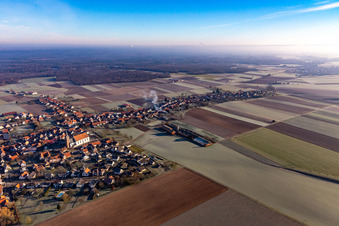 Vue aérienne de Le plus long village d'Alsace à Schleithal dans le département Bas Rhin, France