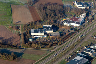 Vue aérienne de Interpolymère scintillant et noir à le quartier Altenstadt in Wissembourg dans le département Bas Rhin, France
