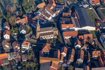 Vue aérienne de Église Saint-Laurent à Schweighofen dans le département Rhénanie-Palatinat, Allemagne