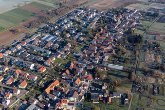 Vue aérienne de Lower Main Street, Guttenberg Street et Wasgau Street à le quartier Kleinsteinfeld in Steinfeld dans le département Rhénanie-Palatinat, Allemagne