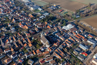 Vue aérienne de Église catholique de Saint-Léodegar à Steinfeld dans le département Rhénanie-Palatinat, Allemagne