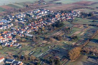 Photographie aérienne de Lower Main Street, Guttenberg Street et Wasgau Street à le quartier Kleinsteinfeld in Steinfeld dans le département Rhénanie-Palatinat, Allemagne
