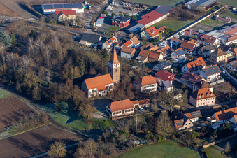 Vue aérienne de Église protestante à Minfeld dans le département Rhénanie-Palatinat, Allemagne