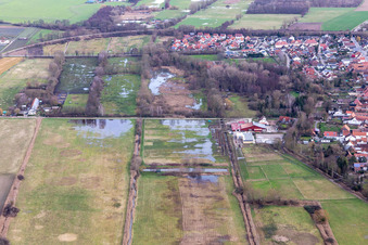 Vue aérienne de Fossé inondé/Erlenbach près du moulin à eau à Billigheim-Ingenheim dans le département Rhénanie-Palatinat, Allemagne