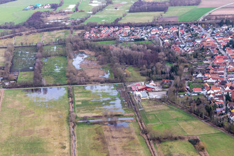 Vue aérienne de Fossé inondé/Erlenbach près du moulin à eau à Billigheim-Ingenheim dans le département Rhénanie-Palatinat, Allemagne