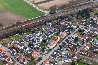 Dans la roseraie à Winden dans le département Rhénanie-Palatinat, Allemagne depuis l'avion