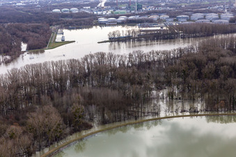 Vue aérienne de Quais et amarrages de navires dans le bassin portuaire du port intérieur d'Oelhafen pendant les crues du Rhin à le quartier Knielingen in Karlsruhe dans le département Bade-Wurtemberg, Allemagne