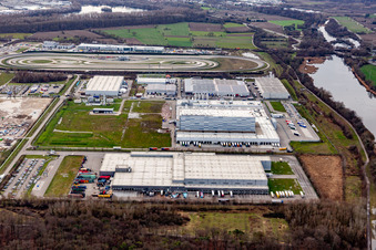 Vue aérienne de Zone industrielle d'Oberwald avec centre logistique Netto, Pfälzer Erfrischungsgetränke GmbH à Wörth am Rhein dans le département Rhénanie-Palatinat, Allemagne