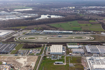 Vue aérienne de Piste d'essai de camions Mercedes Benz EVZ de l'usine de camions Daimler dans la zone industrielle de Wörth-Oberwald à Wörth am Rhein dans le département Rhénanie-Palatinat, Allemagne