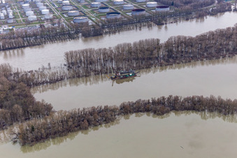 Vue aérienne de Drague dans le port de Wörth pendant les inondations à le quartier Maximiliansau in Wörth am Rhein dans le département Rhénanie-Palatinat, Allemagne