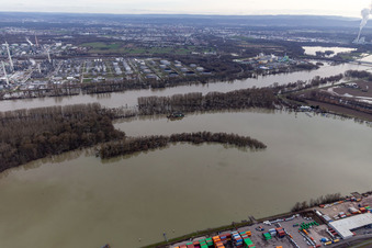 Vue aérienne de Drague dans le port de Wörth pendant les inondations à le quartier Maximiliansau in Wörth am Rhein dans le département Rhénanie-Palatinat, Allemagne