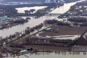 Vue aérienne de Hofgut Ludwigsau lors des crues du Rhin à le quartier Maximiliansau in Wörth am Rhein dans le département Rhénanie-Palatinat, Allemagne