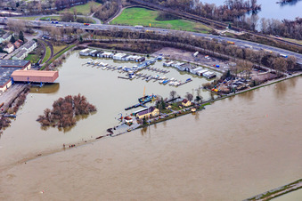 Vue aérienne de Marina Motorboat Club Karlsruhe eV pendant les inondations à le quartier Knielingen in Karlsruhe dans le département Bade-Wurtemberg, Allemagne