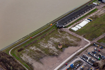 Vue aérienne de Zone de stationnement des camions Daimler dégagée dans la zone inondable devant le barrage du Rhin à le quartier Maximiliansau in Wörth am Rhein dans le département Rhénanie-Palatinat, Allemagne
