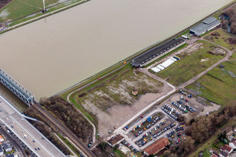 Vue aérienne de Zone de stationnement des camions Daimler dégagée dans la zone inondable devant le barrage du Rhin à le quartier Maximiliansau in Wörth am Rhein dans le département Rhénanie-Palatinat, Allemagne