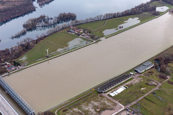 Vue aérienne de Hofgut Maxau entre le Rhin et le lac Knielinger pendant les crues du Rhin à le quartier Knielingen in Karlsruhe dans le département Bade-Wurtemberg, Allemagne
