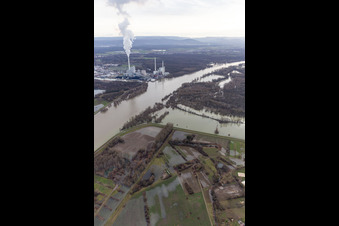 Vue aérienne de Paysage de plaine inondable et de prairie sur le Hagenbacher Altrhein devant l'île de Nauas avec un fond doré pendant la crue du Rhin en Maximiliansau à le quartier Maximiliansau in Wörth am Rhein dans le département Rhénanie-Palatinat, Allemagne