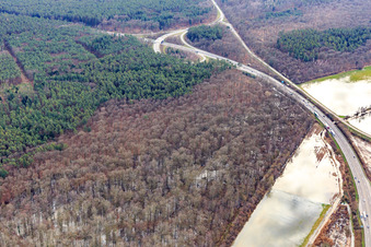 Vue aérienne de Terrain sous l'eau à Otterbach avec prairies inondées sur l'A65 à Kandel dans le département Rhénanie-Palatinat, Allemagne