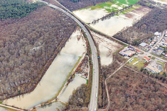 Vue aérienne de Terrain sous l'eau à Otterbach avec prairies inondées sur l'A65 à Kandel dans le département Rhénanie-Palatinat, Allemagne
